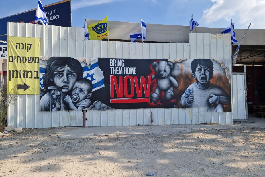 Väggmålning på barn med texten "Bring them home now".
